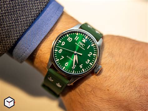 NEUE BIG PILOT’S WATCH 43 „RACING GREEN“ MIT  .